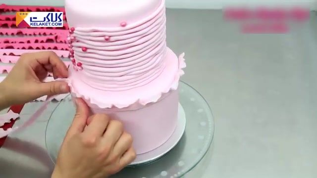 آموزش تزیین کیک با خمیر فوندانت با طرحی بسیار شیک و به شکل طیف های رنگ صورتی   
