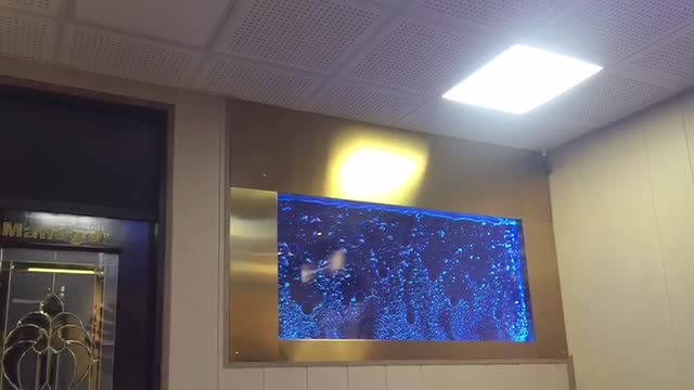 اجرای آبنمای شیشه ای حبابدار، حباب نمای دیواری، آبنمای مدرن حبابی در دفتر کار