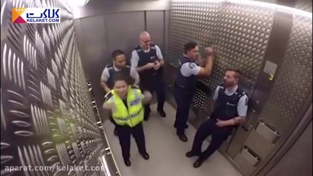 اجرای موسیقی  با دست زدن و کوبیدن پا در آسانسور توسط پلیسهای نیوزلند 