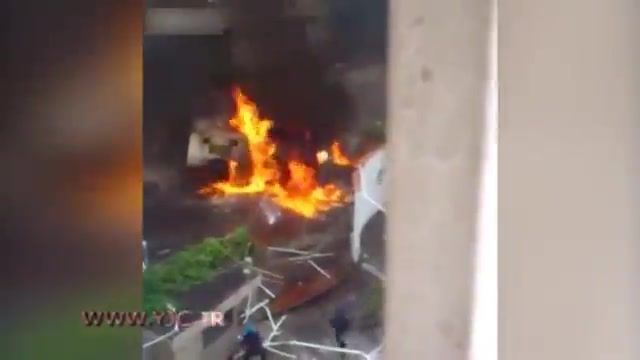 آتش زدن خودروی ضد شورش توسط مخالفان رییس جمهور ونزویلا
