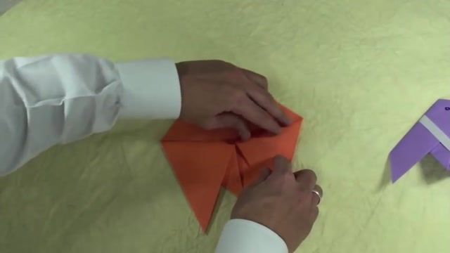 آسانترین راه ساخت مگس کاغذی را در این ویدیو مشاهده کنید.