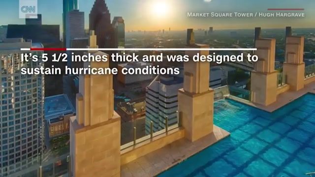فیلمی از استخر شیشه ای روباز در مرتفع ترین طبقات یک برج 