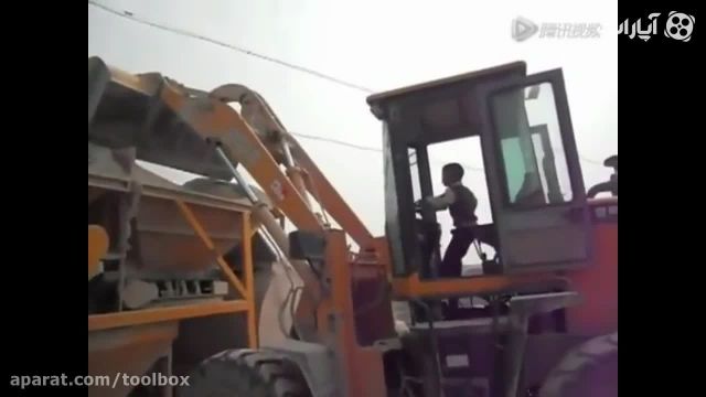 کار کردن کودک 5 ساله با تراکتور