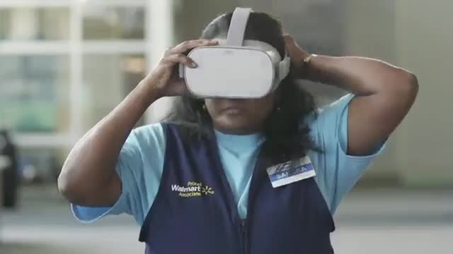 آکادمی والمارت با استفاده از هدست  "Oculus Go" به کارمندان خود آموزش می دهند. 