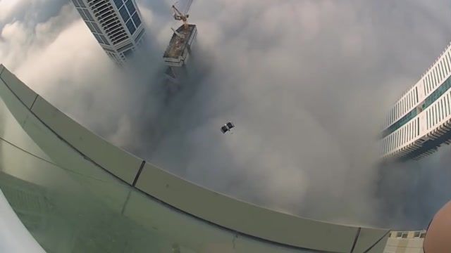 ویدیویی جذاب و مهیج از سقوط آزاد از بلندترین برج دبی     -  نمایش سقوط از بالکن