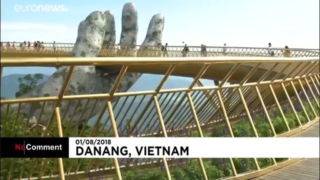 پل ساخته شده در ویتنام با روکش طلا نماد ریسمان طلایی در دست خدایان