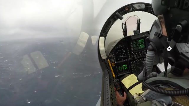 تصاویری از لحظه فرودهواپیمای جنگنده  بر روی ناو هواپیمابر به دلیل شرایط بد هوایی