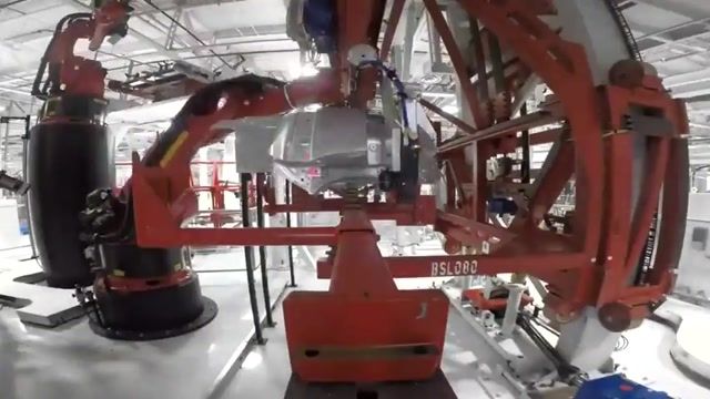ویدیویی از چگونگی ساخت خودروی تسلا مدل 3 باهمکاری ربات و انسان در آن