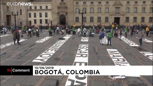 یک اجرای خیابانی به یاد قربانیان معاهده صلح کلمبیا