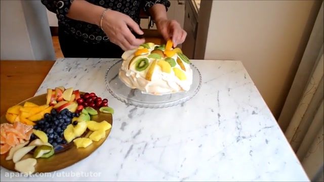 "دسر Pavlova " دسر زیبا ، خوشمزه ، پفکی و همچنین کیک بزرگی از خامه و میوه است.
