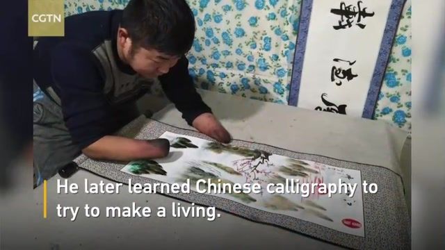 گزارشی از هنرنمایی یک نقاش چینی که انگشت های خود را از دست داده