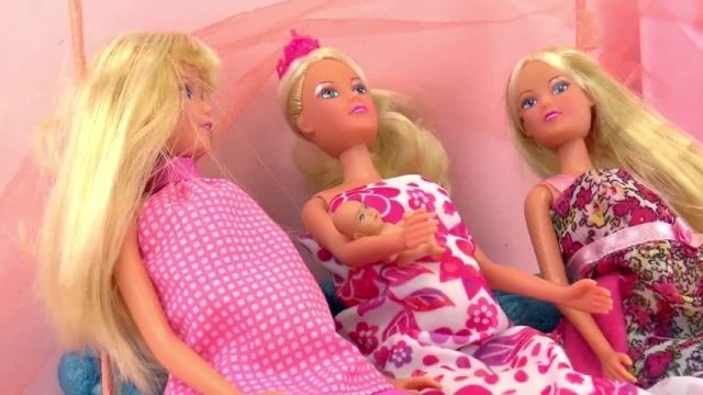 دانلود کارتون باربی (Barbie) با دوبله فارسی -باربی حامله و به دنیا اومدن بچه