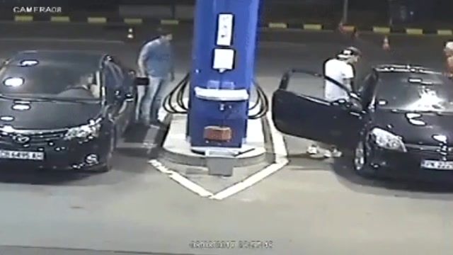 نحوه برخورد با فردی که در پمپ بنزین سیگار می کشد!