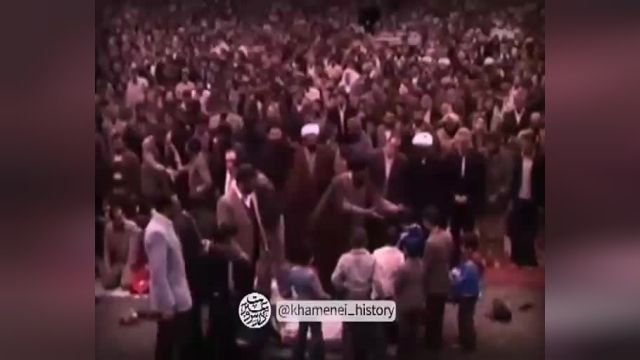 لحظاتی از مناسبات مردم و آیت‌الله خامنه‌ای در نماز جمعه تهران، سال 1360‌
