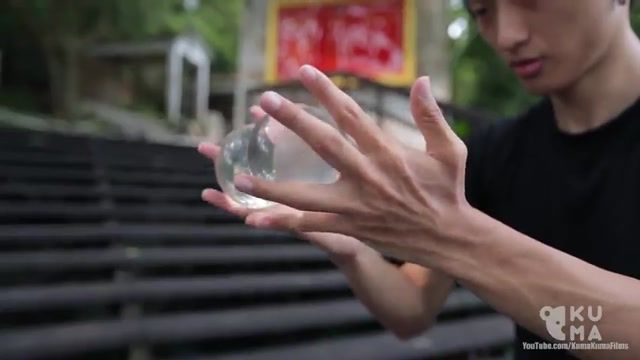 دانلود کلیپ جالبی از بازی با گوی های شیشه ایی توسط یک جوان تایلندی 
