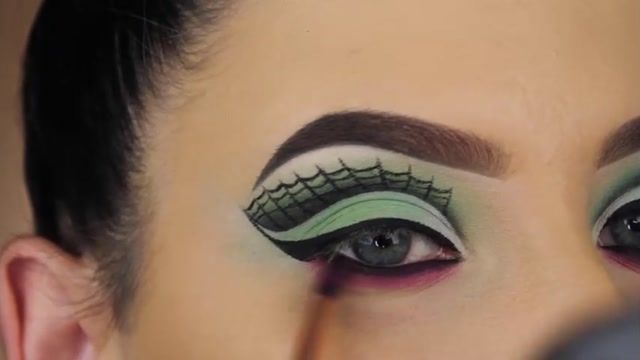 عکس های جالب از هنرنمایی روی پلک چشم با سایه چشم های زیبا