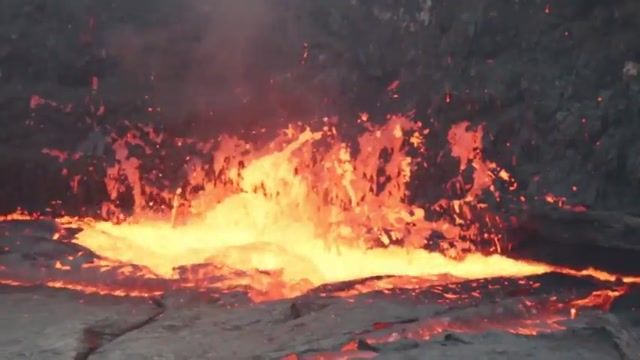 فیلمی از انداختن یک مخزن بزرگ آب به داخل مواد مذاب آتشفشانی