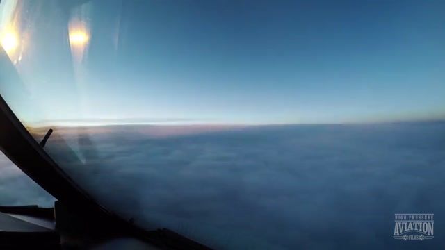 کلیپی دیدنی از نمای فوق العاده آسمان از دید خلبان 
