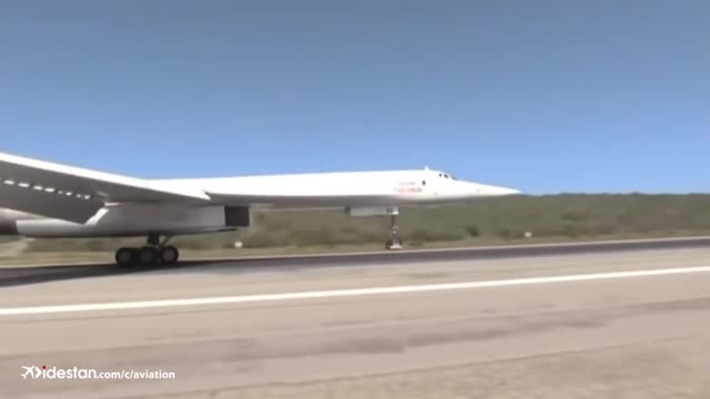 کلیپی دیدنی از لحظه فرود بمب افکن های راهبردی روسی Tu-160 در کشور ونزویلا
