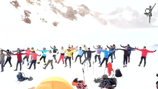 رقص با اصالت آذری گروهی آیلان برای اولین بار در قله ساوالان در ارتفاع 4800 متری