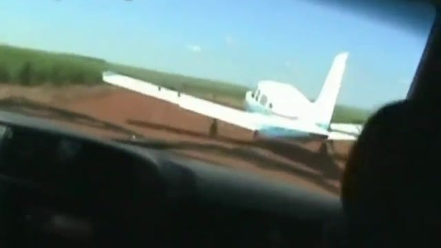 فیلم تعقیب و گریز پلیس برزیل با هواپیمای قاچاقچیان 