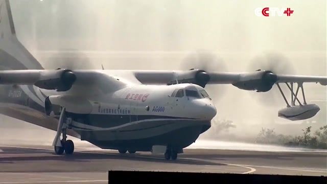 ویدیویی جذاب و دیدنی از اولین پرواز بزرگترین هواپیمای خاکی و آبی دنیادر کشور چین