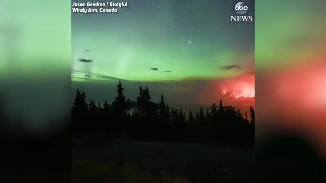 تصاویری از پدیده شفق قطبی در شمال غربی کانادا همزمان با آتش سوزی جنگلی