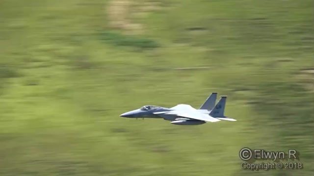 کلیپی دیدنی از رزمایش زیبای جنگنده F 15 در ارتفاع بسیار پایین
