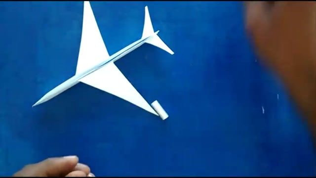 ویدیویی دیدنی و جالب در خانه از درست کردن یک هواپیمای کاغذی 