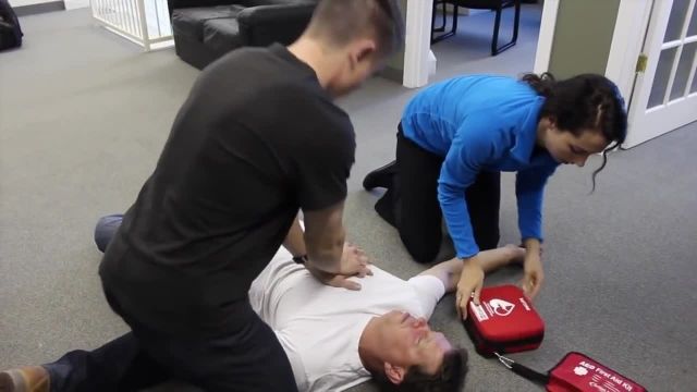 آموزش کمک های اولیه  CPR / AED  به صورت مرحله به مرحله