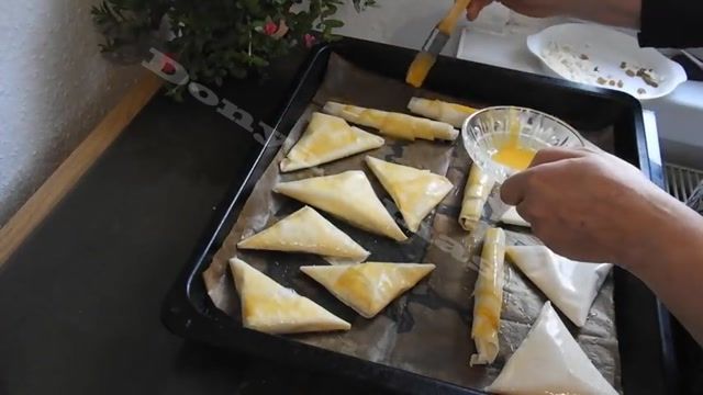آموزش کامل و مرحله به مرحله طرز تهیه کلوچه ورقی با طعم کشمش و پنیر