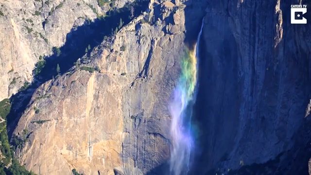 تصاویر زیبا از درست شدن رنگین کمان در زیر آبشار 
