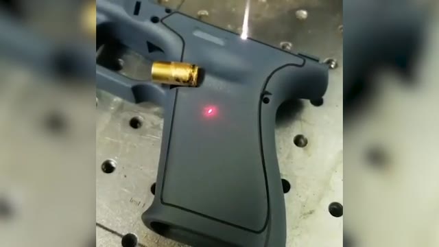 تصاویری زیبا از حکاکی بدنه اسلحه با لیزر 