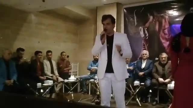 حمید مهدوی در جمع هنرمندان و اجرای آهنگهای شاد.در یادبود مرتضی پاشایی