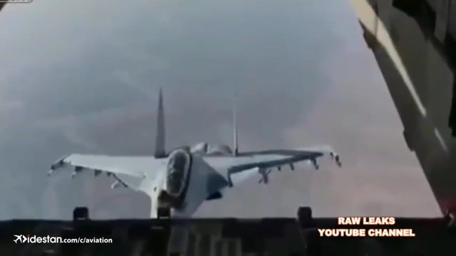 تصاویری از حرکت خطرناک خلبان جنگنده روسی با هواپیمای باری 