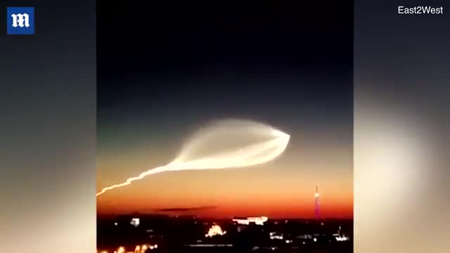 ارسال ماهواره به مدار زمین با موشک سایوز ، دیده شدن نور آن درمحل بازی جام جهانی