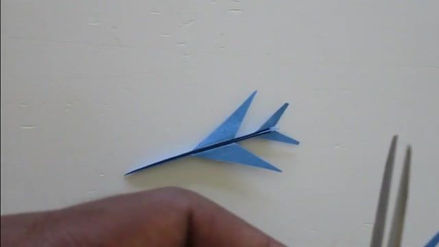 کلیپ آموزشی درست کردن هواپیمای کاغذی -یکی از مدل های کاردستی