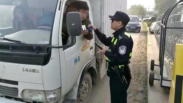 عینک مجهز به فناوری تشخیص چهره  توسط پلیس چین استفاده می شود