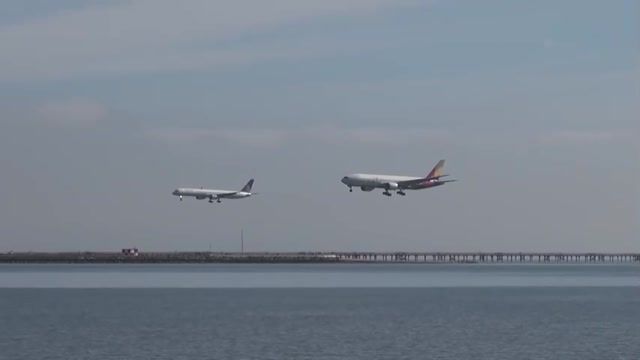 ویدیویی دیدنی از فرود همزمان دو هواپیمای مسافربری در یک فرودگاه