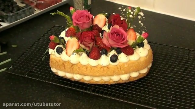 روش تزیین کیک ولنتاین با گلهای طبیعی برای روز عاشقان ، نامزدی یا سالگرد ازدواج
