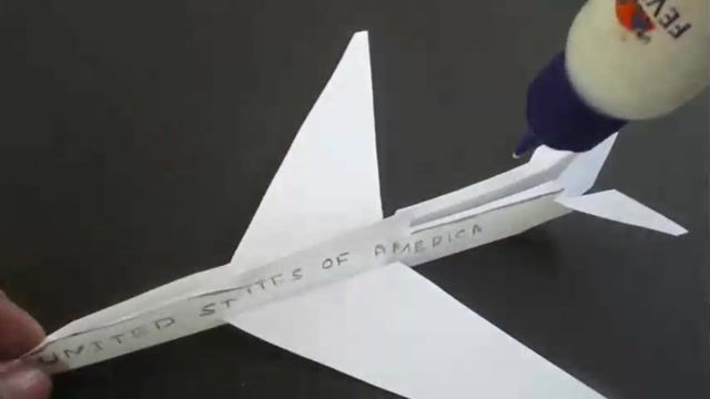 آموزش ساخت یک هواپیمای کاغذی به صورت کاردستی