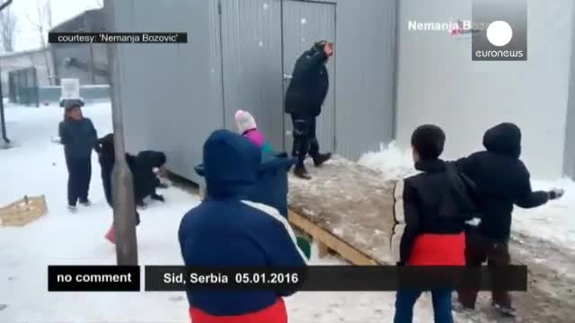 برف بازی کودکان پناهجوی عراقی و سوری با پلیس های صربستانی 