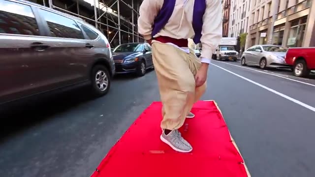 علاالدین در خیابان های نیویورک با فرش پرنده 