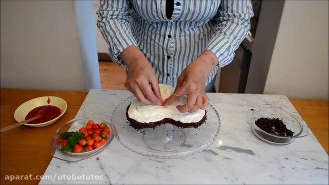 آموزش درست کردن" کیک قلبی با تزیین توت فرنگی " جدید و زیبا