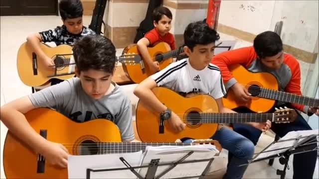تمرینات گروه گیتار کودک استاد کریمی در آموزشگاه آراد
