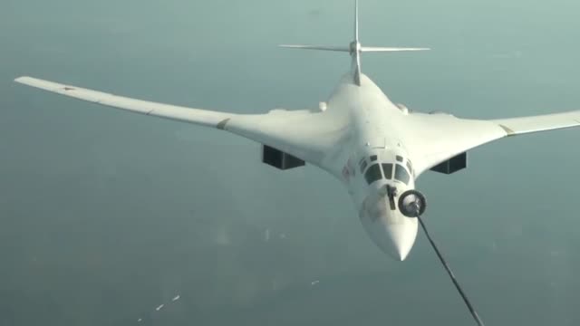 ویدیویی از سوخت گیری بمب افکن سنگین نیروی هوایی روسیه Tu-160
