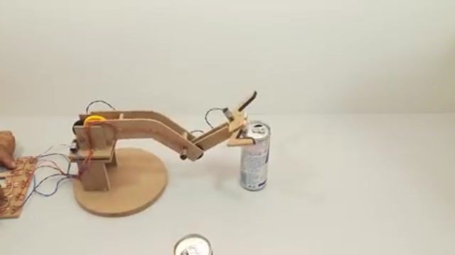خرید کلیپ آموزشی آموزش ساخت بازوی رباتیک چوبی که توانایی بلند کردن و جابجا کردن