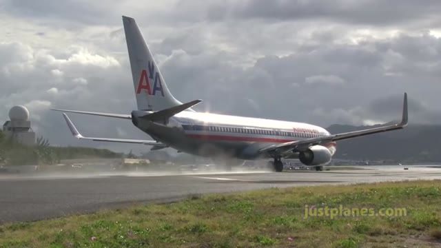 تصاویری جالب و دیدنی از تیک آف هواپیمای بویینگ 747 در هوای بارانی  -  747 Boeing