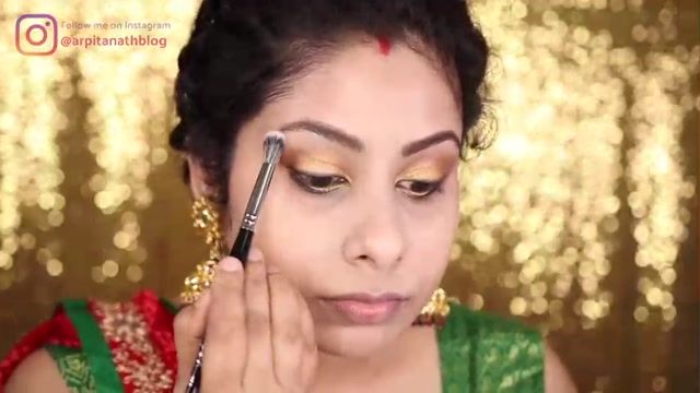 آموزش یک آرایش هندی با خط چشم ضخیم  و رنگهای تند
