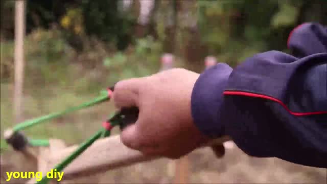 کلیپ آموزشی ساخت یک تفنگ شبیه به تیر و کمان همراه با نشانه گیری دقیق